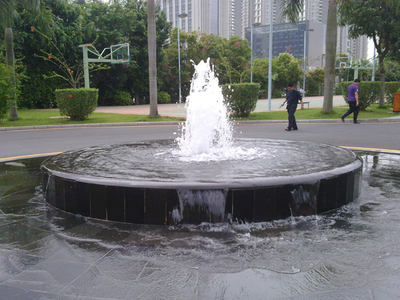 校園靈韻，假山為證