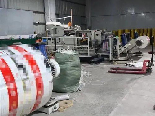 警方搗毀一包裝印刷廠,現場查獲大量設備 原料及煙盒